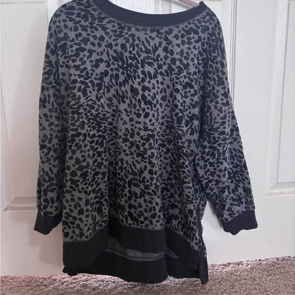 Old Navy Black and Gray Animal Print Top Xl Petite